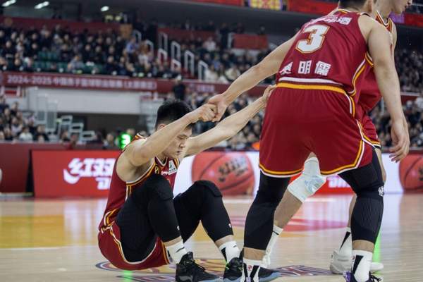 张博源状态低迷引热议：从20分到2分的断崖式下滑背后