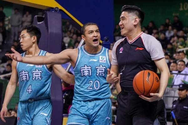 近两季均出场70+ 场均25+5+5且TS 60%+仅三人：约基奇 SGA 詹姆斯