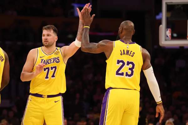 勒布朗·詹姆斯：NBA传奇的持续进化与影响力