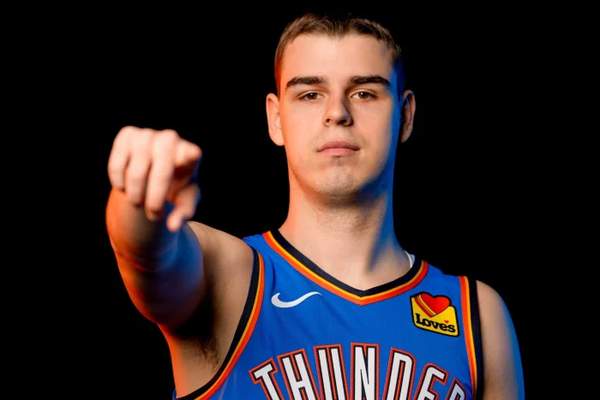 勒布朗·詹姆斯：NBA传奇的持续进化与影响力