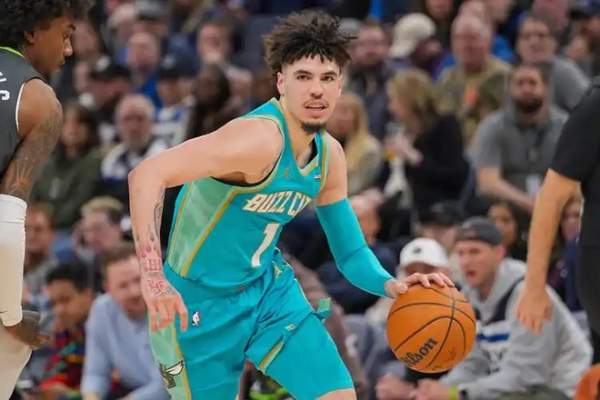 ESPN重磅交易提案：马刺8换1豪赌字母哥，凯尔登+榜眼签成核心筹码