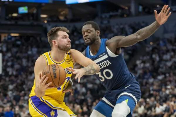 NBA直播央视解说风格与特色解析