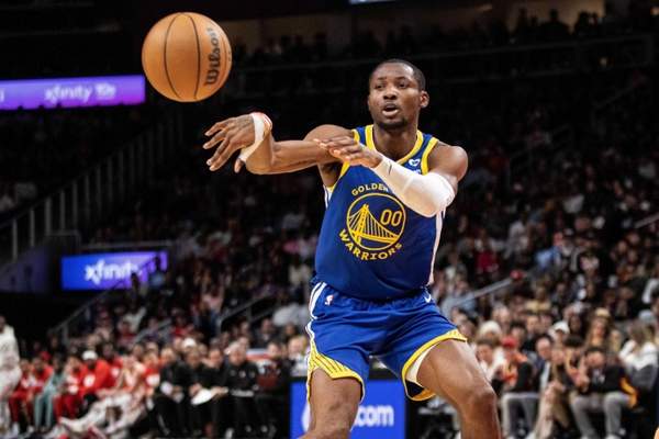 NBA自由市场动态：库明加等新星资质报价截止日未签约引发关注