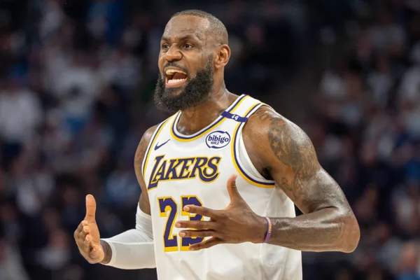 NBA扣篮大赛创意瞬间：从经典到突破的空中艺术